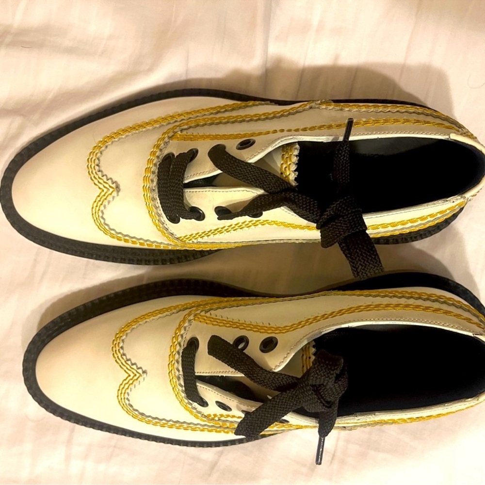 Burberry Stylish leather Cream and Black Women’s Shoes
NWOT - Picture 8 of 14